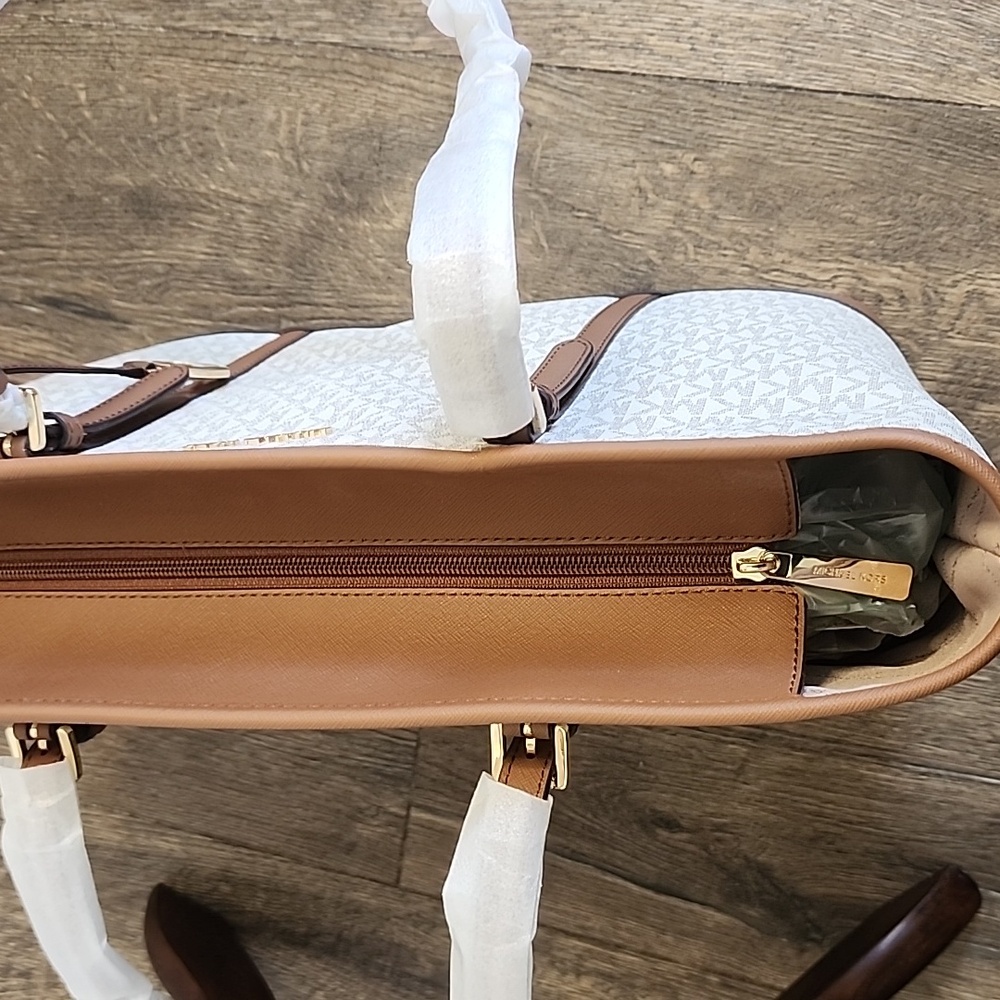 LARGE MICHEL KORS BAG. - Picture 8 of 12